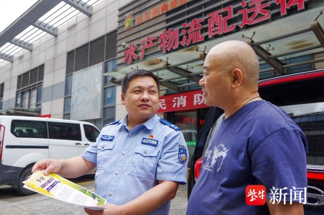 走進(jìn)當(dāng)?shù)丶Z油食品市場<strong></p>
<p>糧油食品</strong>，民警現(xiàn)場宣傳防災(zāi)減災(zāi)知識筑牢安全防線:糧油食品